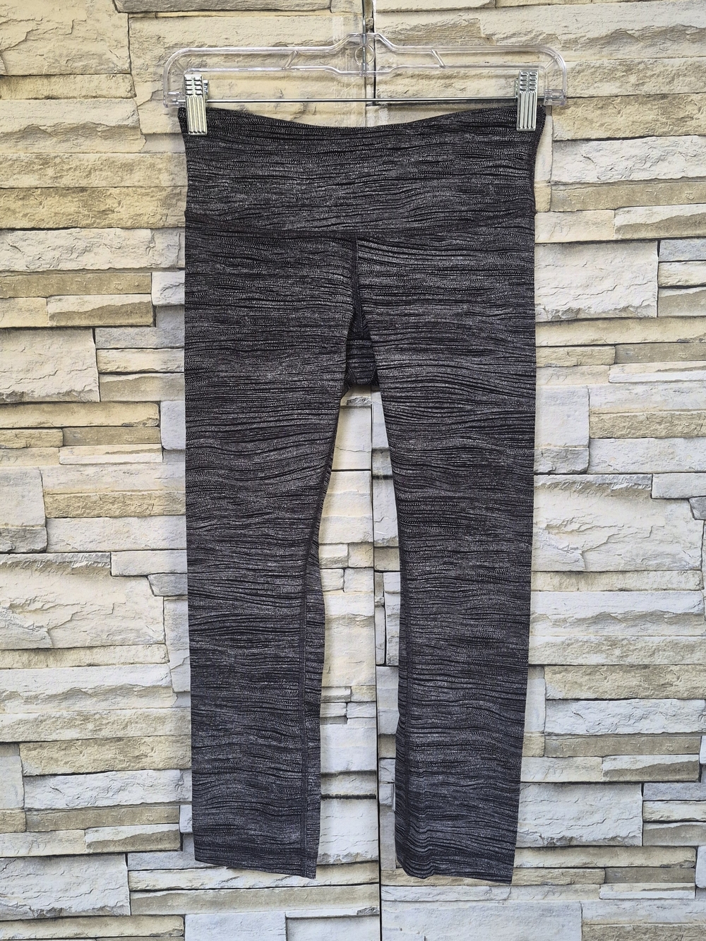 Lululemon Crop Leggings Women Sz 4 Black/White Space Dye Workout Athletic Yoga